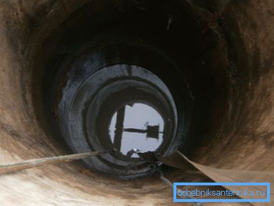 На фотографији - рудник воде са потопљеном пумпом На фотографији - рудник воде са потопљеном пумпом