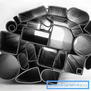 На фотографији је опсег профилних цеви. На фотографији је опсег профилних цеви.