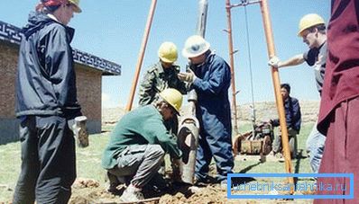 На фотографији се група специјалиста бавила бушењем. На фотографији се група специјалиста бавила бушењем.