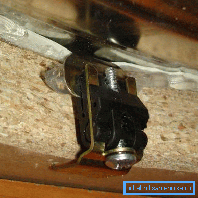 Фотографија јасно показује начин инсталирања причвршћивача.