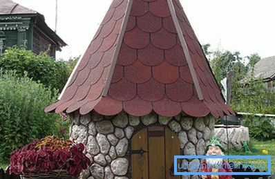 На слици је камена кућа за бунар. На слици је камена кућа за бунар.