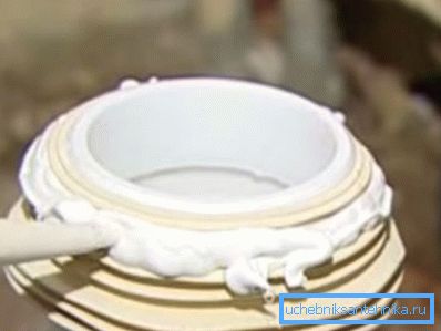 На фотографији - наношење заптивача На фотографији - наношење заптивача