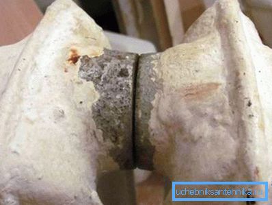 На фотографији - цурење батерије се десило између секција. На фотографији - цурење батерије се десило између секција.