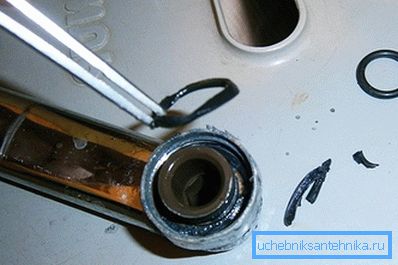 На слици је приказан процес замене заптивног прстена на гандеру. На слици је приказан процес замене заптивног прстена на гандеру.