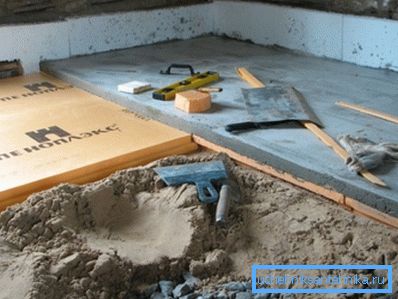 На слици се види изолација пода коришћењем листова ЕППС. На слици се види изолација пода коришћењем листова ЕППС.
