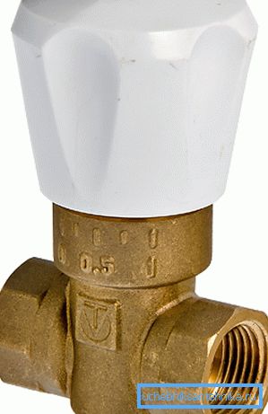 На фото-плочастом вентилу КРД. Омогућава суху инсталацију да подеси опсег подешавања крста.