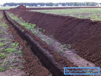 На фотографији најчешћи начин постављања водоводне цеви је помоћу рова. На фотографији најчешћи начин постављања водоводне цеви је помоћу рова.