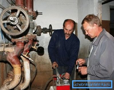 На фотографији запослени техничког надзора врши испитивање. На фотографији запослени техничког надзора врши испитивање.