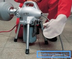 На фотографији: стручњаци често користе електрични погон за кабл, кроз који се брзина чишћења повећава још више.