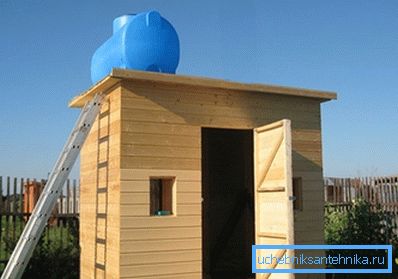 2970 На слици - типичан летњи туш.
