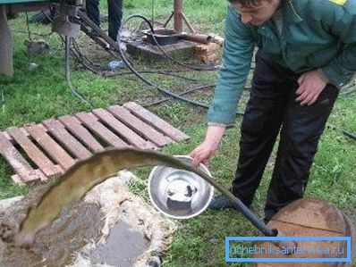 На фотографији се види да се муљаста вода током чишћења подиже из бунара. На фотографији се види да се муљаста вода током чишћења подиже из бунара.