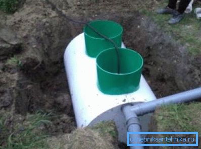На фотографији - постављање постројења за пречишћавање отпадних вода у земљу На фотографији - постављање постројења за пречишћавање отпадних вода у земљу