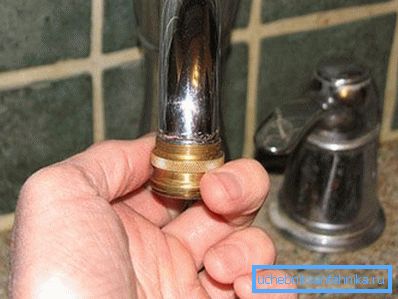 Визуелно је приказано како повезати прелепо црево са водом - само купите специјални адаптер са одговарајућим навојем