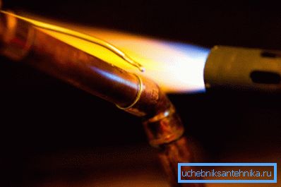 Грејање бакарне цеви пре лемљења Грејање бакарне цеви пре лемљења