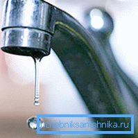 Немојте чекати док се капи не претворе у млазњак - поправите вентил на време. Немојте чекати док се капи не претворе у млазњак - поправите вентил на време.