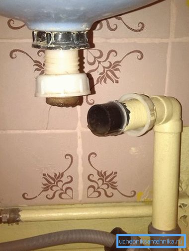 Не остављајте отворе за одвод воде; отпадни гасови могу бити отровни. Не остављајте отворе за одвод воде; отпадни гасови могу бити отровни.