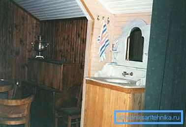 Неки занатлије користе за ту сврху редован ормар с умиваоником, преко које једноставно инсталирају резервоар са водом.