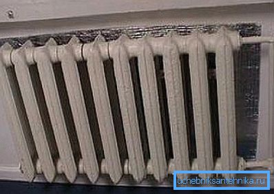 Ниска ефикасност је повезана са великим губитком топлоте кроз зидове, прозоре и под Ниска ефикасност је повезана са великим губитком топлоте кроз зидове, прозоре и под