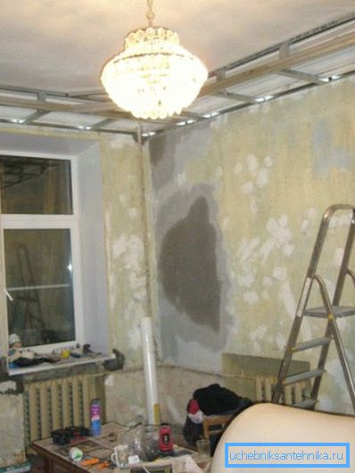 Отварање прозора омогућава процјену дебљине зидова у кућама стаљинистичке градње. Отварање прозора омогућава процјену дебљине зидова у кућама стаљинистичке градње.