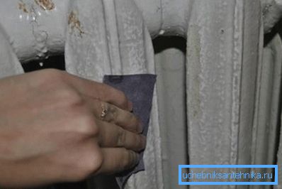 Сликање ливено-жељезних радијатора захтева припремну фазу, производ треба пажљиво Сликање ливено-жељезних радијатора захтева припремну фазу, производ треба пажљиво