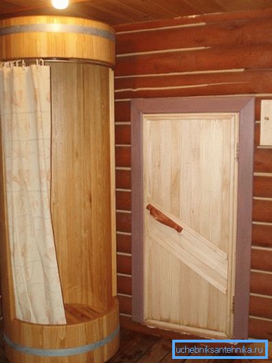 Оригинална декорација туш кабине у дрвеној кући. Наравно, без водоотпорне импрегнације није довољно Оригинална декорација туш кабине у дрвеној кући. Наравно, без водоотпорне импрегнације није довољно