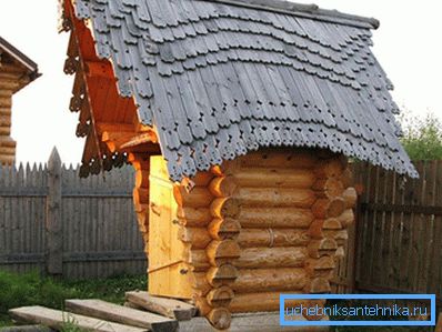 Оригинални тоалет са дрвеним кровом Оригинални тоалет са дрвеним кровом