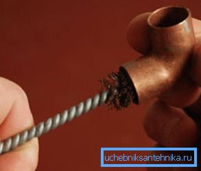 Пре лемљења, унутрашњост фитинга темељито се очисти. Пре лемљења, унутрашњост фитинга темељито се очисти.