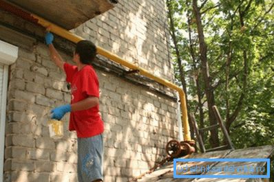 Бојајте вањску цијев четком Бојајте вањску цијев четком
