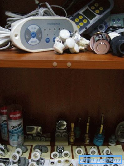 Полица у специјализованој продавници са резервним деловима за тушеве Полица у специјализованој продавници са резервним деловима за тушеве