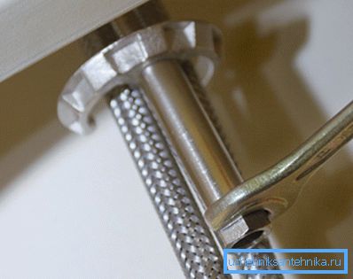 Након одвијања вијака, лако можете скинути стезаљку и уклонити миксер