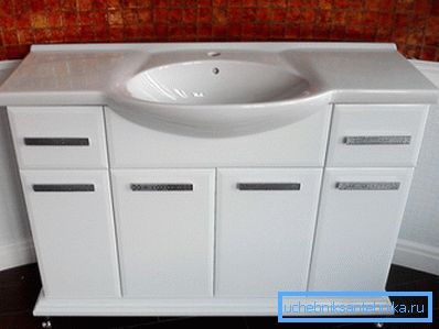 Приказана на фото моделу је погодна за пространо купатило. Приказана на фото моделу је погодна за пространо купатило.
