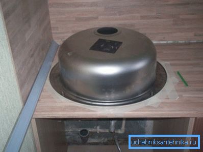 Пре-пастирана маскирна трака штити површину стона од огреботина.