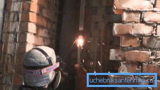 Код рада са гасним заваривањем, обавезно користите заштитну опрему.