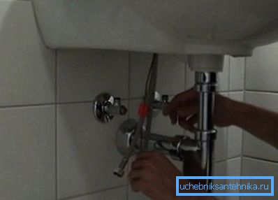 Уређај је повезан као и уобичајена кутија. Уређај је повезан као и уобичајена кутија.