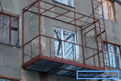 Пример је прилично услован: у стварним условима, савијање терета на гредама покушава да надокнађује друге структурне елементе, које видимо на фотографији. Пример је прилично услован: у стварним условима, савијање терета на гредама покушава да надокнађује друге структурне елементе, које видимо на фотографији.