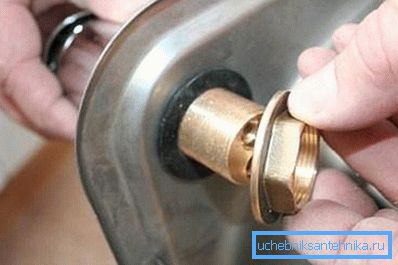 Стезаљку на површину треба радити кроз гумену заптивку Стезаљку на површину треба радити кроз гумену заптивку