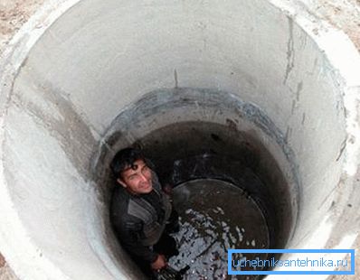 Настављамо да ископамо све до појаве прве воде. Настављамо да ископамо све до појаве прве воде.