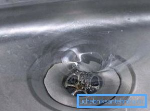 Исперите рупу са кључањем воде. Исперите рупу са кључањем воде.