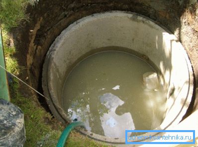 Процес уклањања прљаве воде из извора