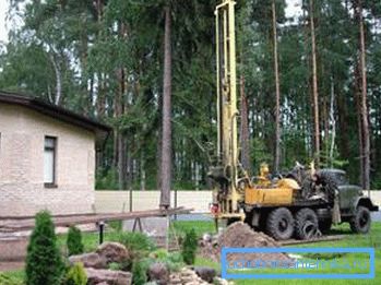 Процес бушења за извлачење воде за пиће на локалитету. Процес бушења за извлачење воде за пиће на локалитету.