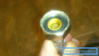 Проверите црева за заптивке. Проверите црева за заптивке.