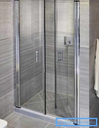 Прозирна врата су добар избор за купатило или туширање.