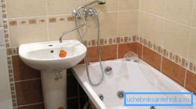 Судопер без славине може се управљати апаратом који се монтира изнад купке. Судопер без славине може се управљати апаратом који се монтира изнад купке.