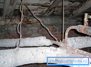 Експанзиони резервоар са вентилационим вентилом на поткровљу.