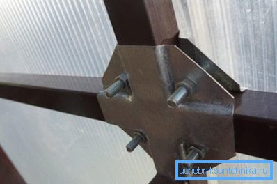 Повезивање цеви за профил са вијком приликом изградње стакленика Повезивање цеви за профил са вијком приликом изградње стакленика