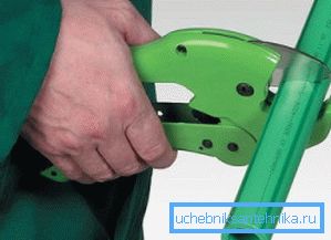 Сечење пластичне цеви са специјалним маказама