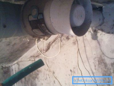 Помоћу пластичних цеви механичка вентилација лако се монтира у шталу с властитим рукама. Помоћу пластичних цеви механичка вентилација лако се монтира у шталу с властитим рукама.