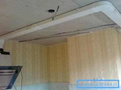 Независна инсталација равног вентилационог канала у кухињи Независна инсталација равног вентилационог канала у кухињи