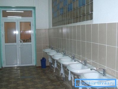 Купатило средње школе Купатило средње школе