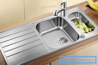 Потиснут судопер у кухињи Потиснут судопер у кухињи